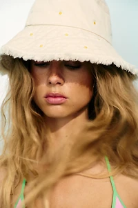 DAISY EMBROIDERED BUCKET HAT