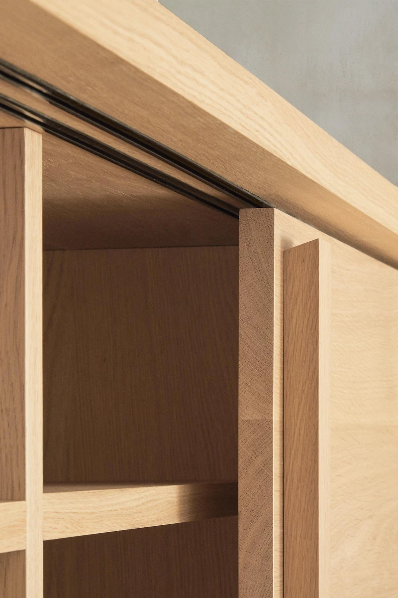 SIDEBOARD 01