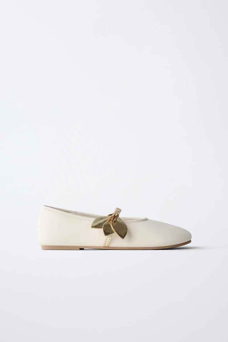 BALLERINES AVEC DÉTAIL FLEUR