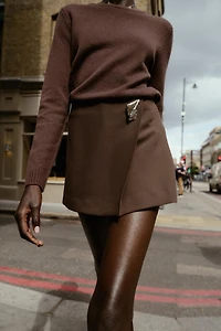 JUPE-PANTALON ASYMÉTRIQUE AVEC APPLIQUE