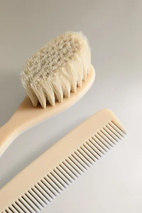 CHILDREN’S BRUSH AND COMB SET