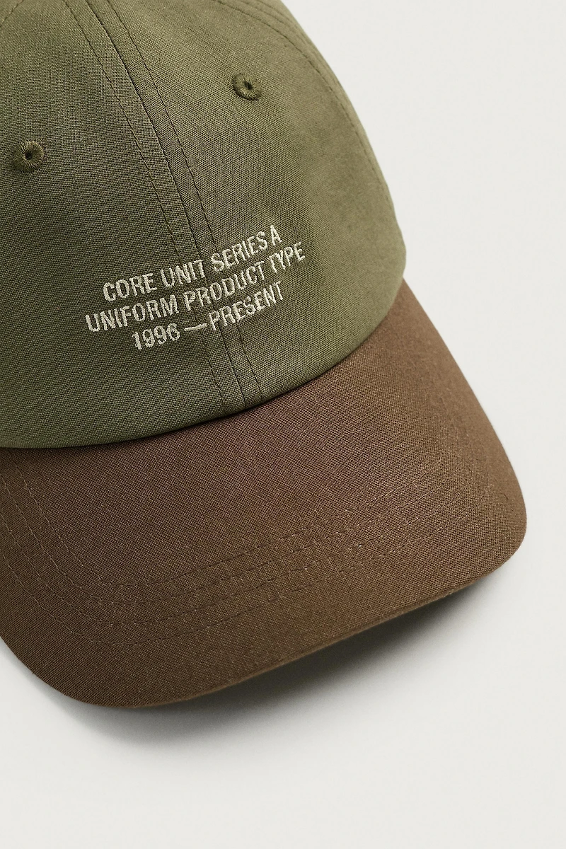 CONTRAST EMBROIDERED TEXT CAP