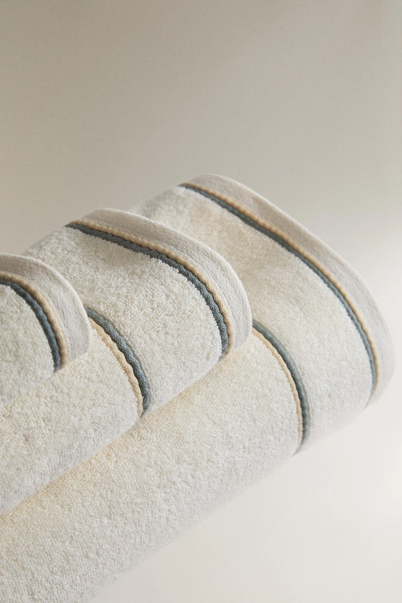 BATH TOWEL WITH DOUBLE CONTRAST PIPING