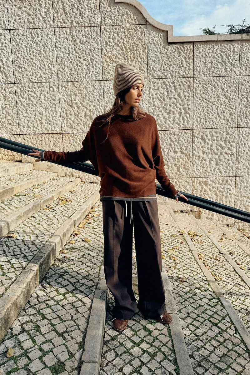 PULL EN MAILLE AVEC CORPS CAPE