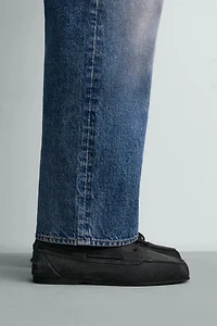 CHAUSSURES BATEAU EN CUIR AVEC SEMELLE VIBRAM® AARON LEVINE X ZARA