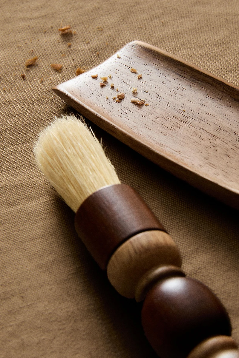 ACACIA WOOD DUSTPAN AND BRUSH SET (SET OF 2)