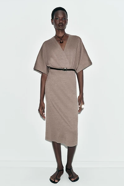 ROBE MI-LONGUE EN PIQUÉ AVEC CEINTURE