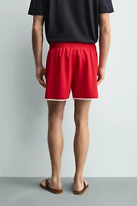 SHORT À LISERÉS CONTRASTANTS