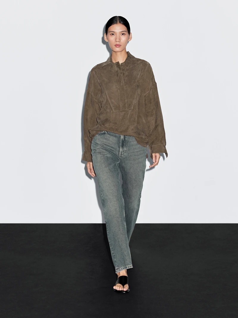 Blouse with zip on the chest