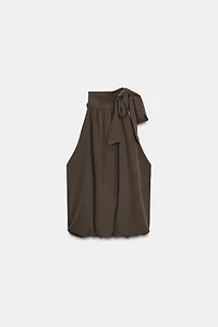 TOP À ENCOLURE AMÉRICAINE ET NŒUD