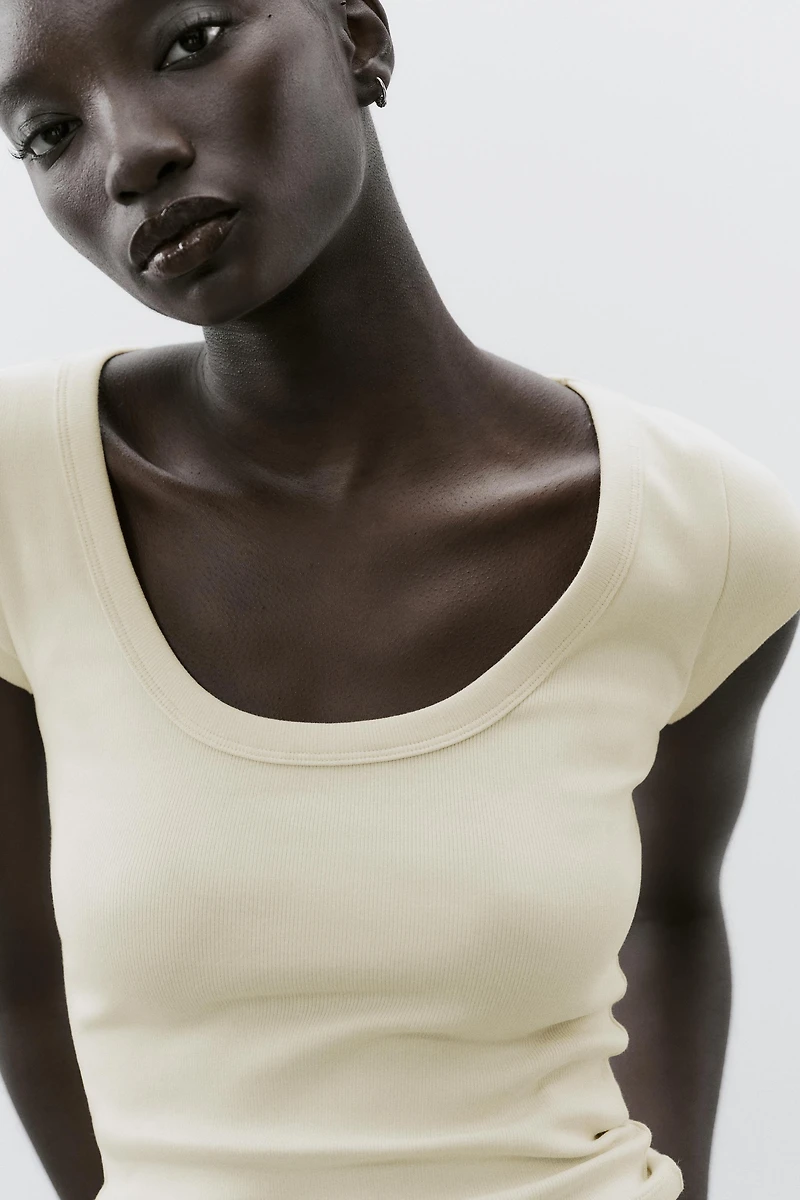 SCOOP NECK TOP