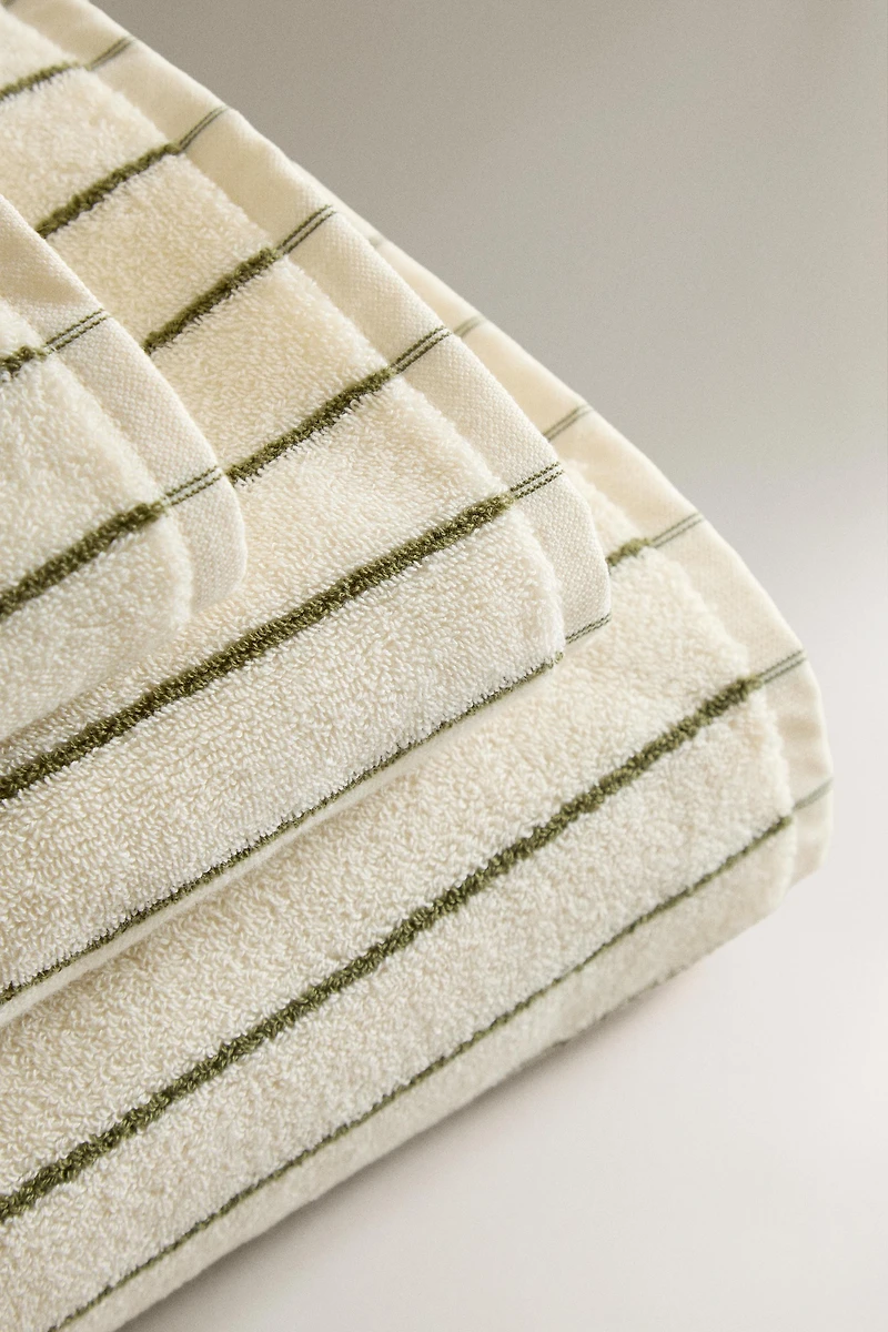 BATH TOWEL WITH CONTRAST STRIPES