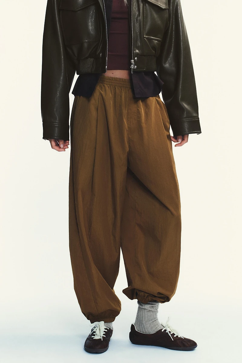 PANTALON EN NYLON BOUFFANT AVEC POIGNETS ÉLASTIQUES