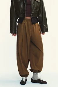 PANTALON EN NYLON BOUFFANT AVEC POIGNETS ÉLASTIQUES