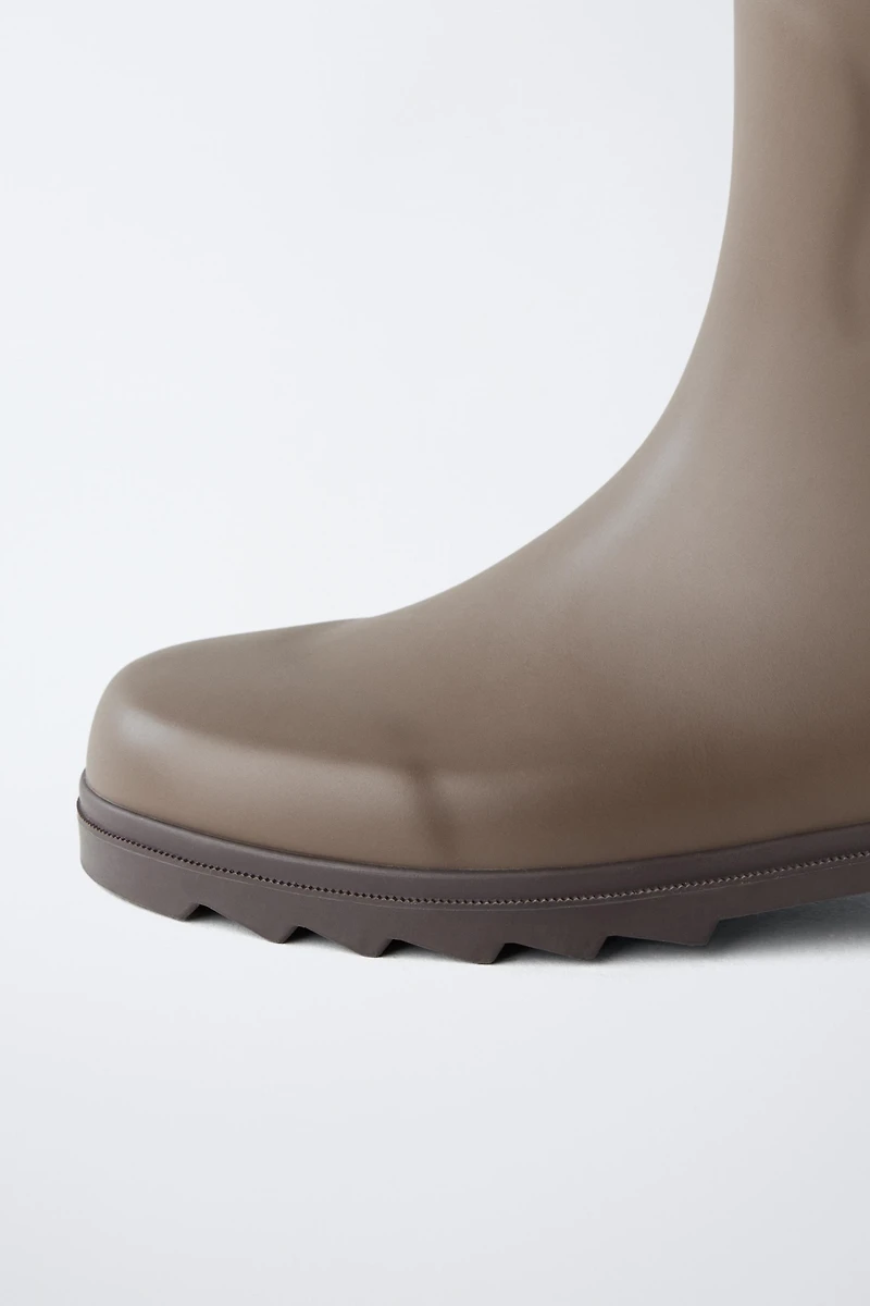 HIGH RAIN BOOTS