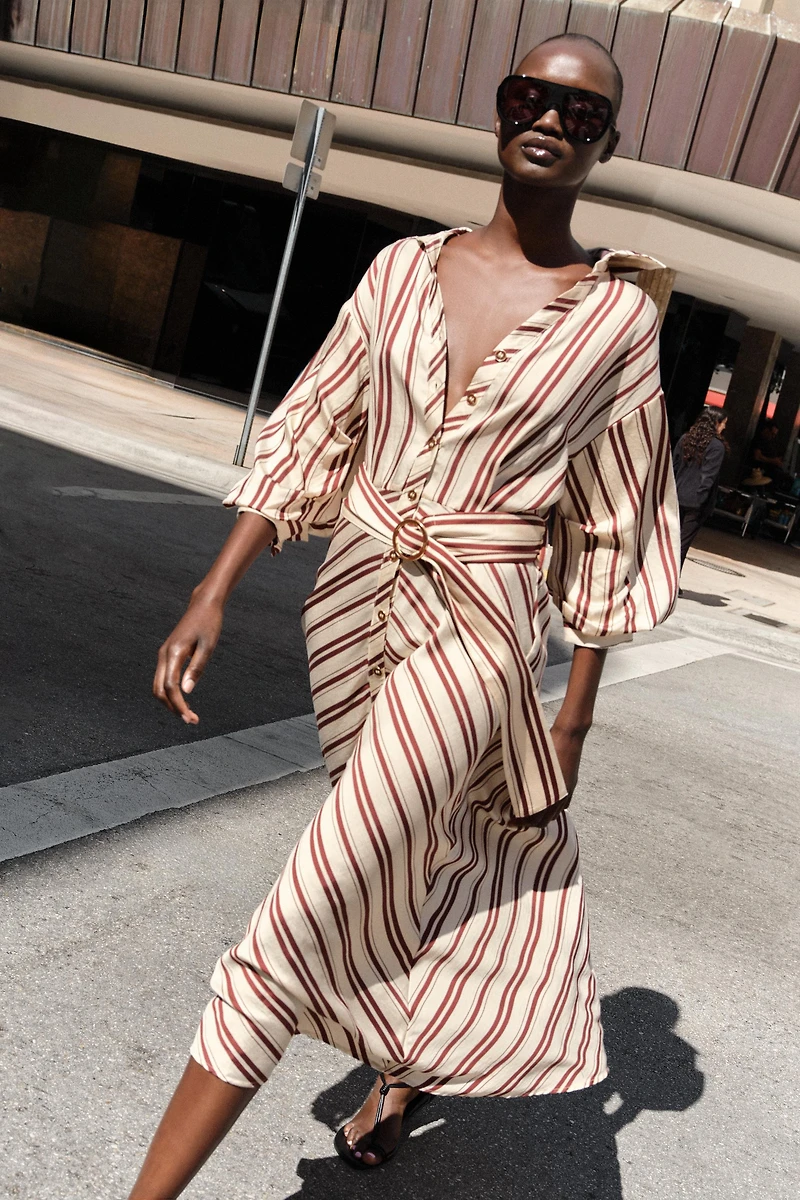 ROBE MI-LONGUE AVEC CEINTURE À RAYURES