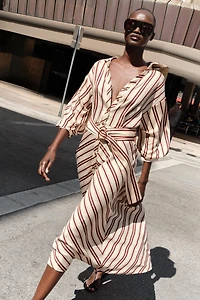 ROBE MI-LONGUE AVEC CEINTURE À RAYURES