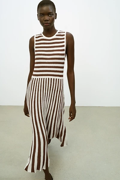 ROBE LONGUE À RAYURES PLISSÉE TEXTURÉE