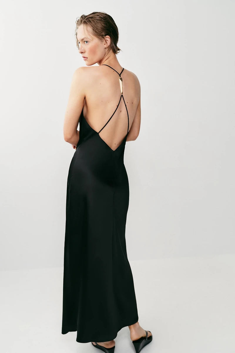 ROBE LONGUE SATINÉE AVEC ACCESSOIRE AU DOS