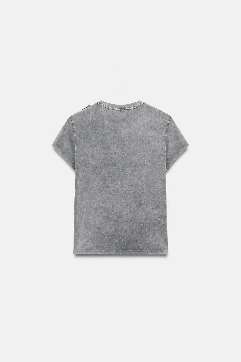WASHED EMBOSSED FLOWER T-SHIRT