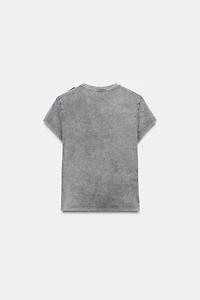 WASHED EMBOSSED FLOWER T-SHIRT