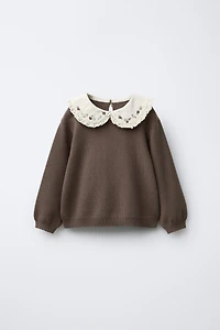 PULL EN MAILLE À COL CLAUDINE ET FLEURS