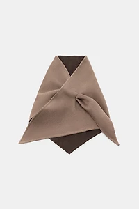 REVERSIBLE TRIANGULAR WOOL BANDANA