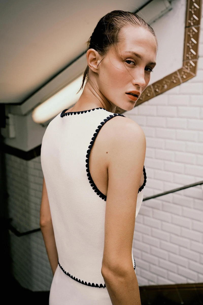 GILET EN MAILLE BRODERIES CONTRASTE