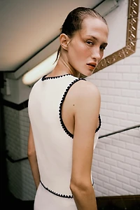 GILET EN MAILLE BRODERIES CONTRASTE