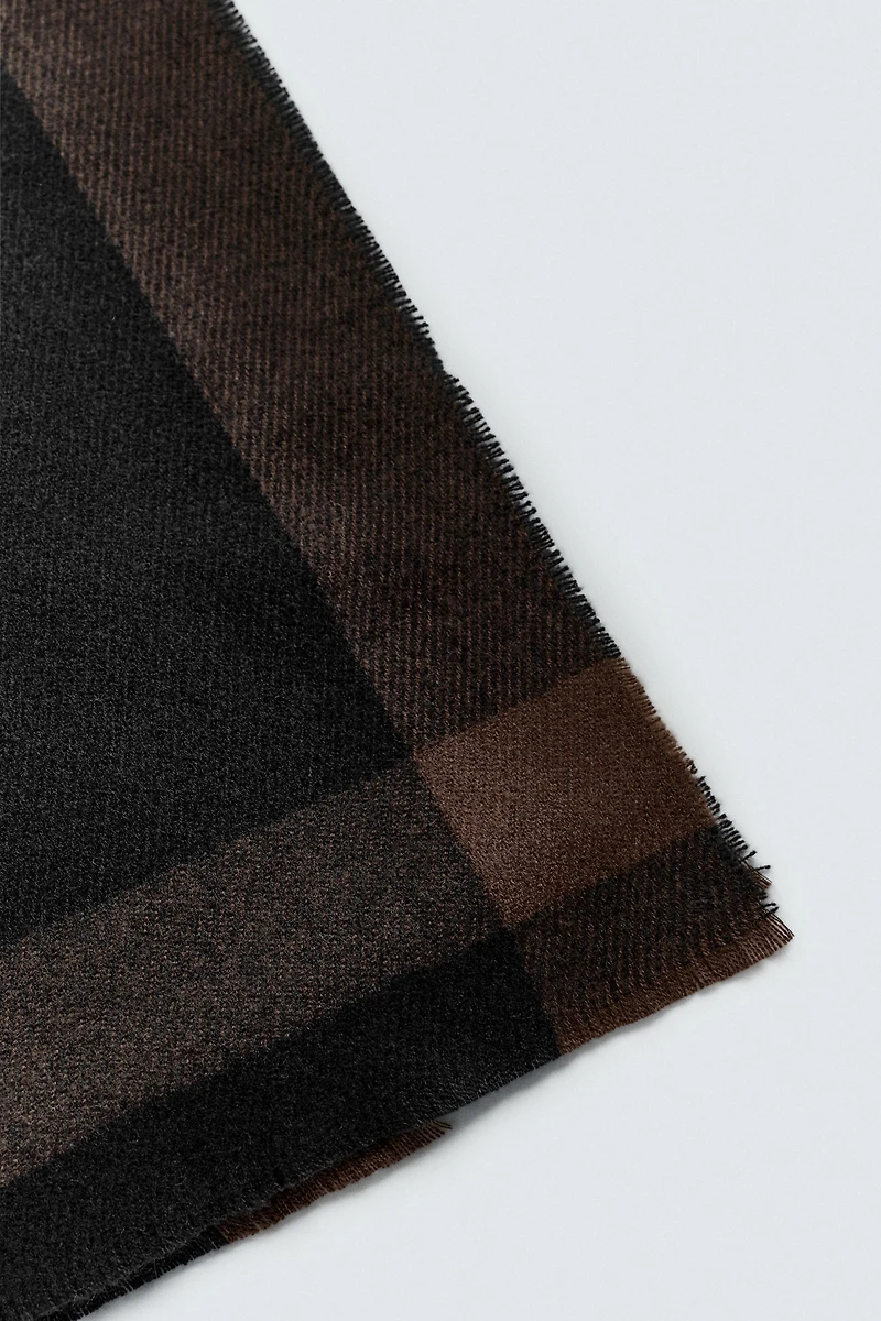 CONTRAST FINISH SCARF