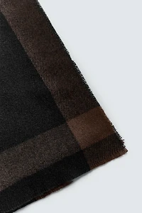CONTRAST FINISH SCARF