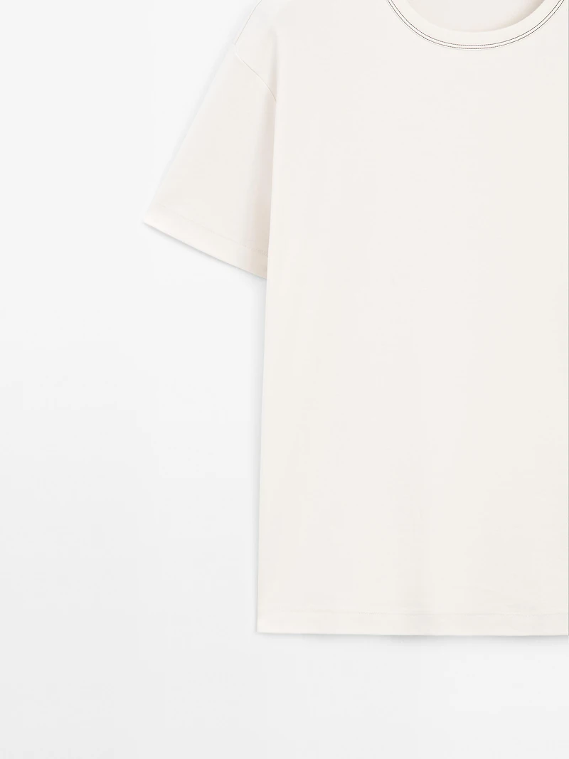 Short-sleeve T-shirt with contrast topstitching