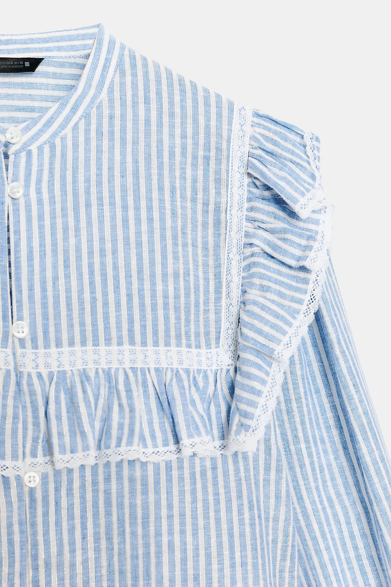 CHEMISE À RAYURES, VOLANTS ET FIL MÉTALLISÉ