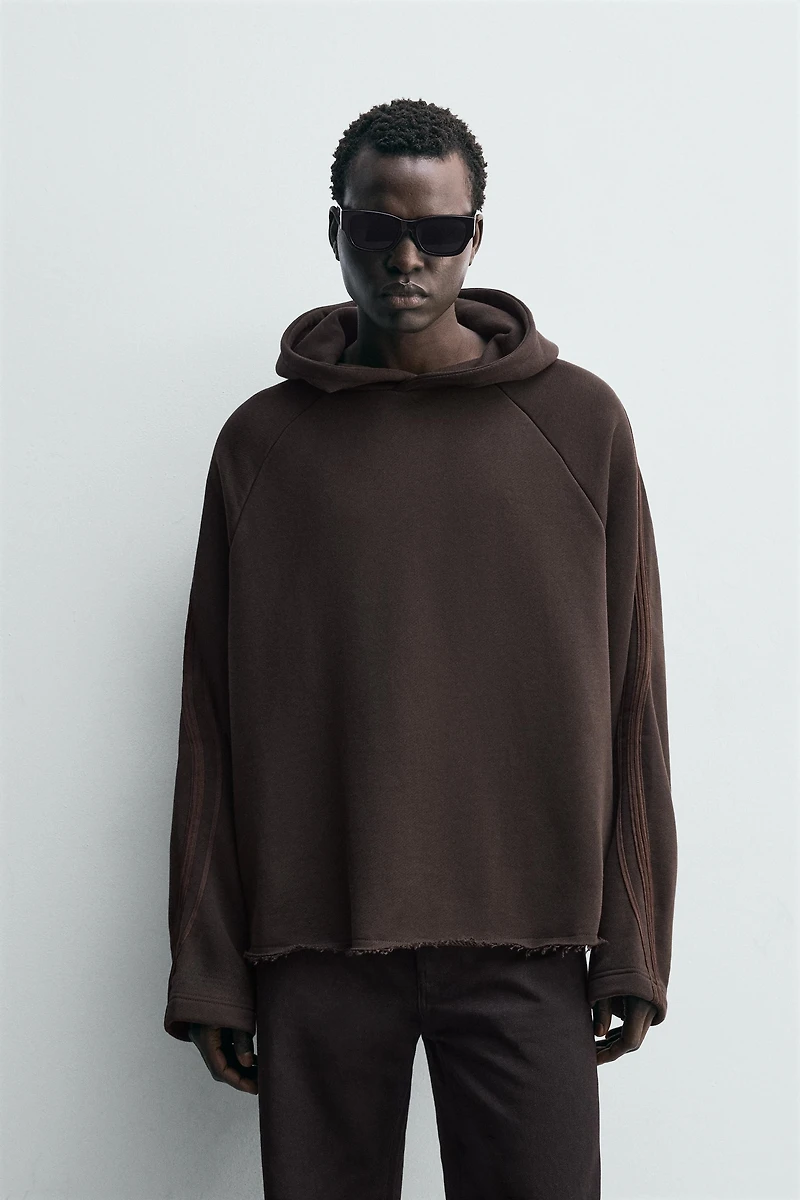 CONTRAST STRIPE SWEATSHIRT