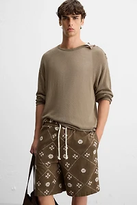 CONTRAST PRINT BERMUDA SHORTS