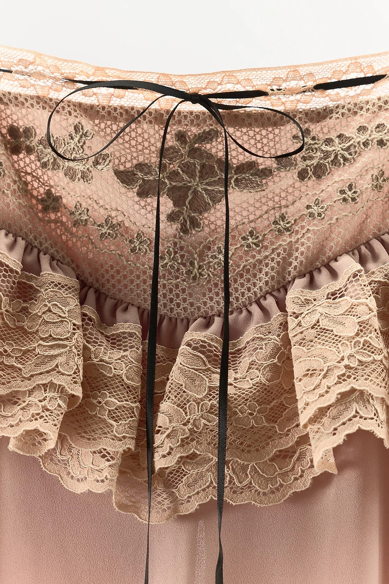 ROBE À BRODERIES ET NŒUD CONTRASTANT