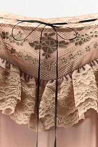 ROBE À BRODERIES ET NŒUD CONTRASTANT