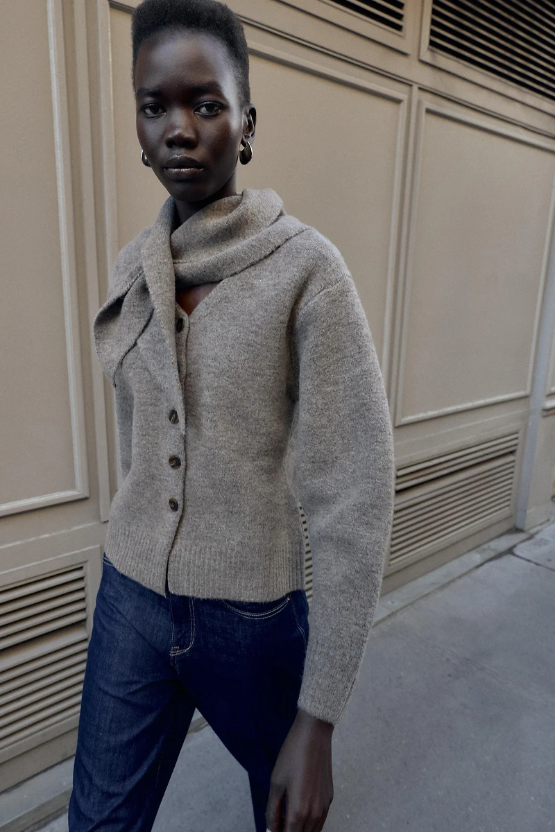 GILET EN MAILLE AVEC FOULARD