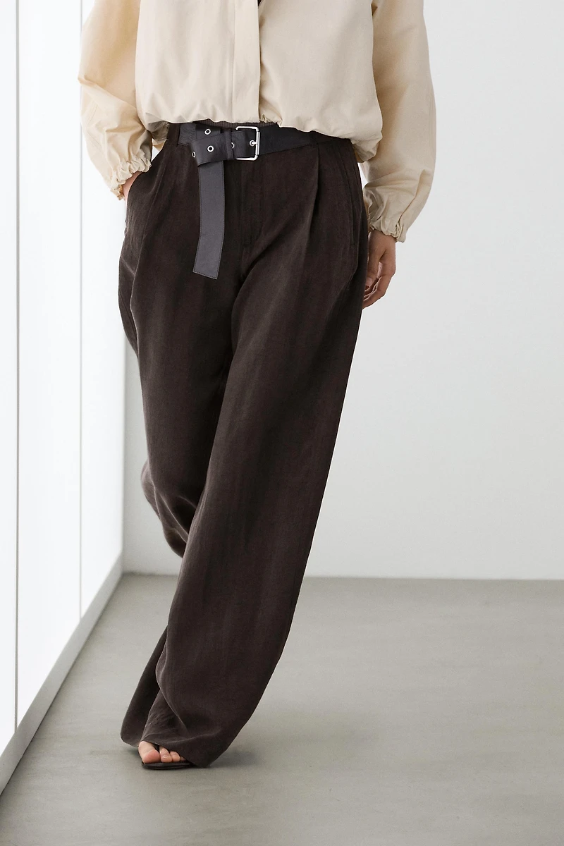 Wide-leg flowing trousers with darts