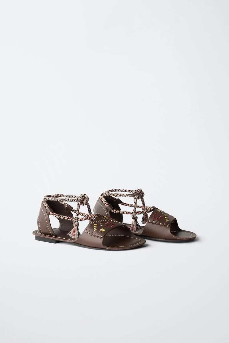 SANDALES EN CUIR BRODÉES