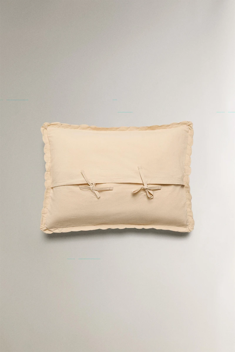 CHILDREN'S THROW PILLOW COVER WITH SCALLOPED EDGE