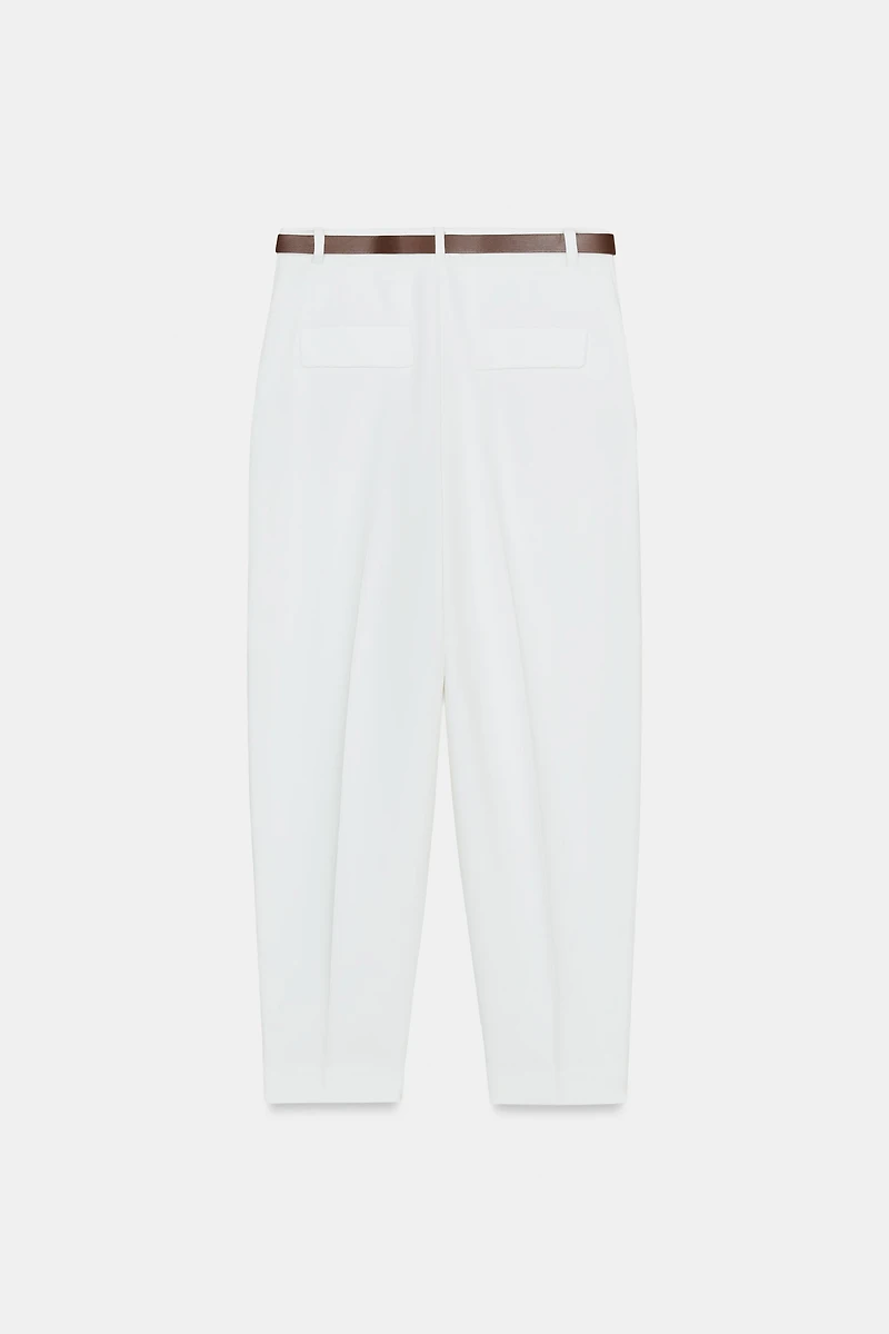 PANTALON À PINCES ET CEINTURE