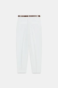 PANTALON À PINCES ET CEINTURE