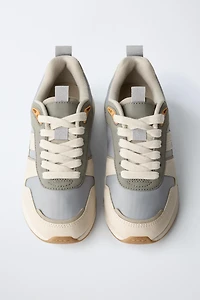 CHAUSSURES DE SPORT À PIÈCES