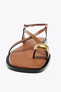 FLAT SANDALS WITH STRAPS AND METAL DETAIL