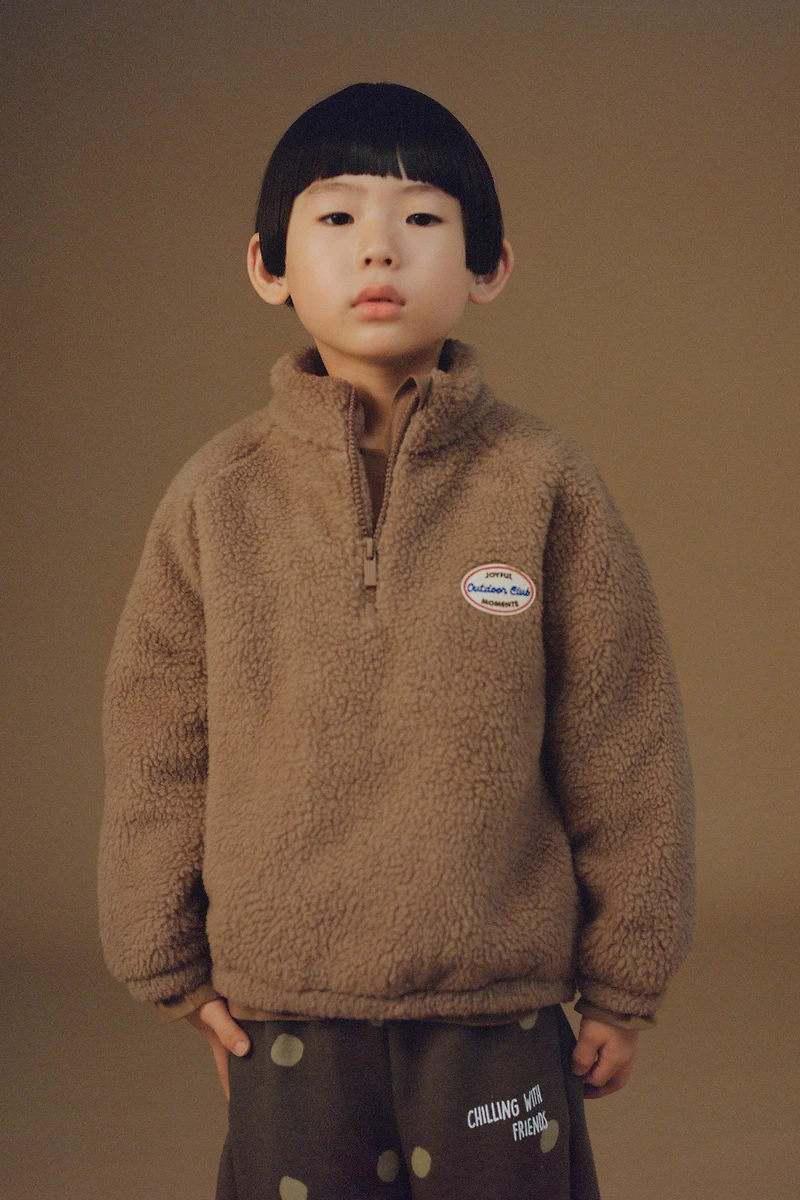 FAUX SHEARLING LABEL SWEATSHIRT