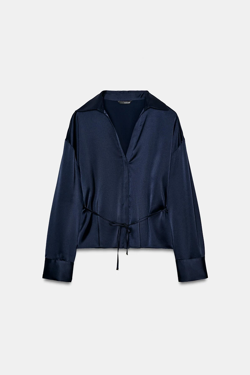 BLOUSE SATINÉE AVEC CEINTURE FINE