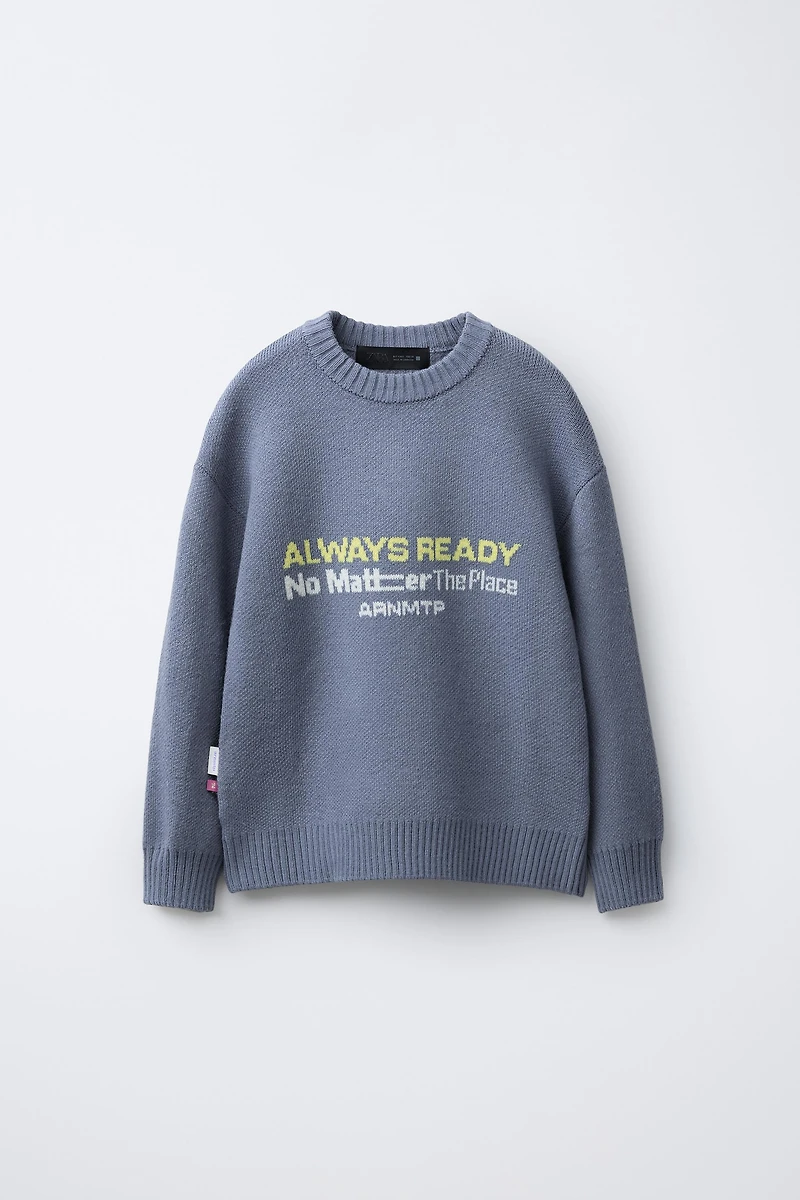 PULL EN MAILLE AVEC INSCRIPTION IMPRIMÉE