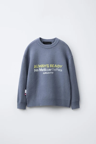 PULL EN MAILLE AVEC INSCRIPTION IMPRIMÉE