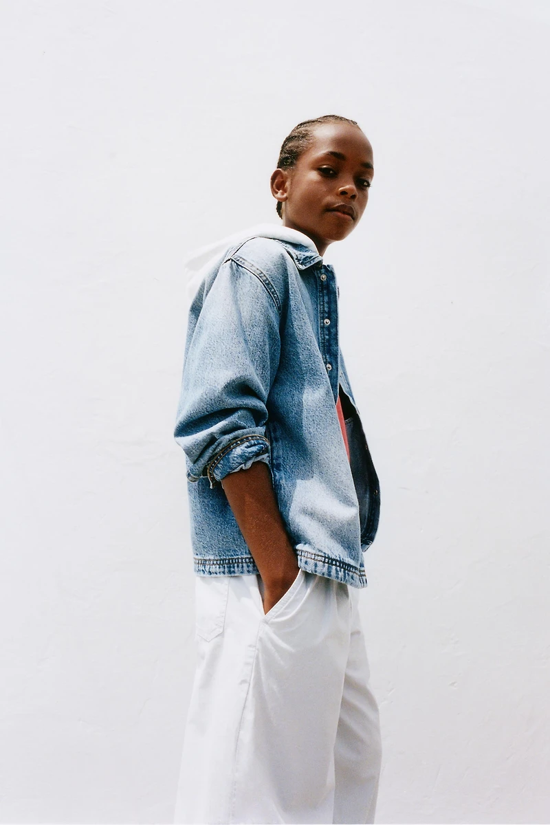 SURCHEMISE EN DENIM À CAPUCHE AMOVIBLE MOLLETON